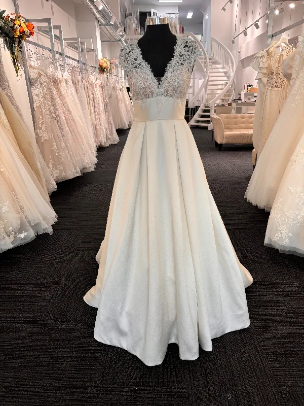 Friends and Family Sale Pronovias Rodna