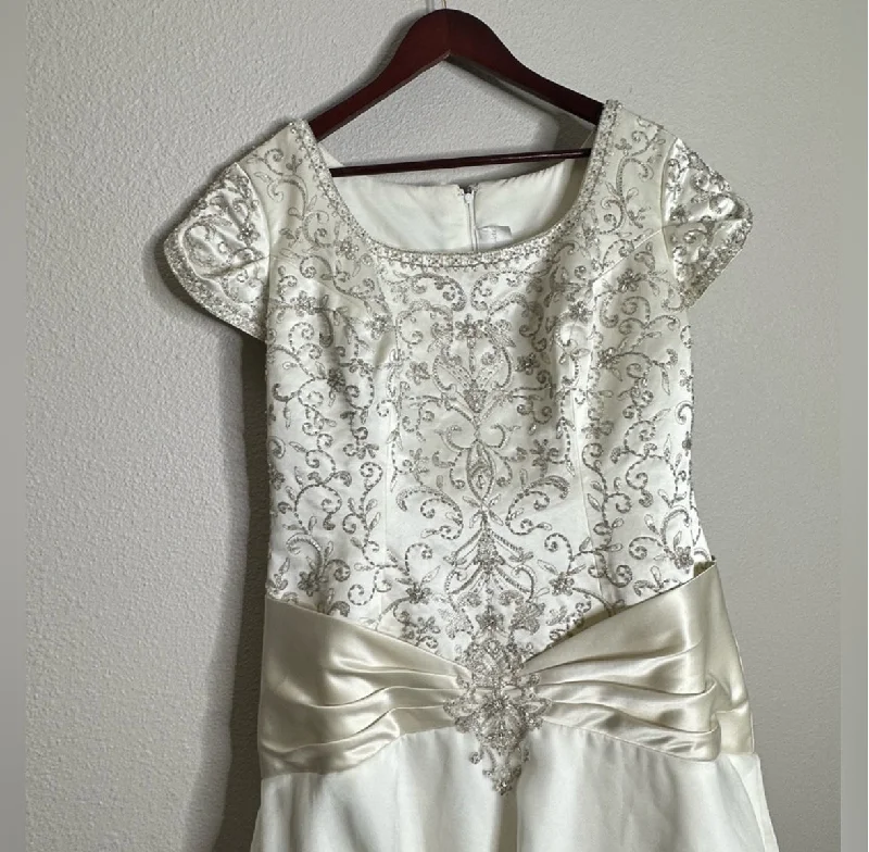 Discount Extravaganza Allure Bridals M403